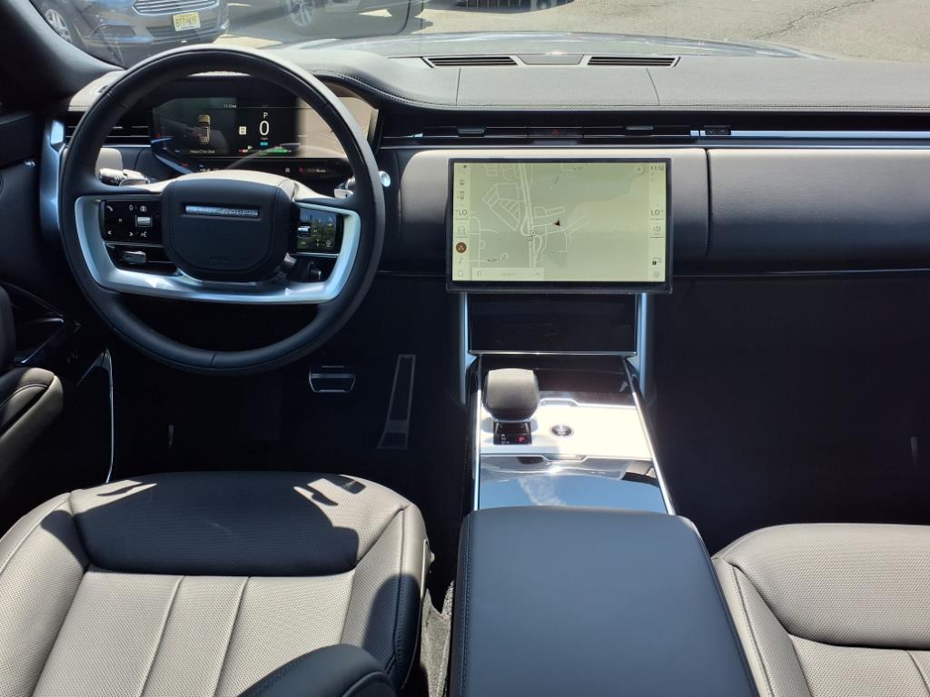2025 Land Rover Range Rover SE photo 4