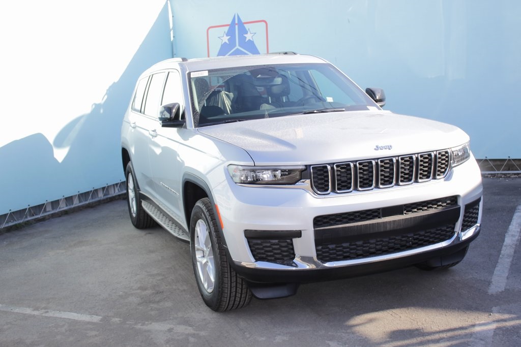 2024 Jeep Grand Cherokee Laredo photo 3