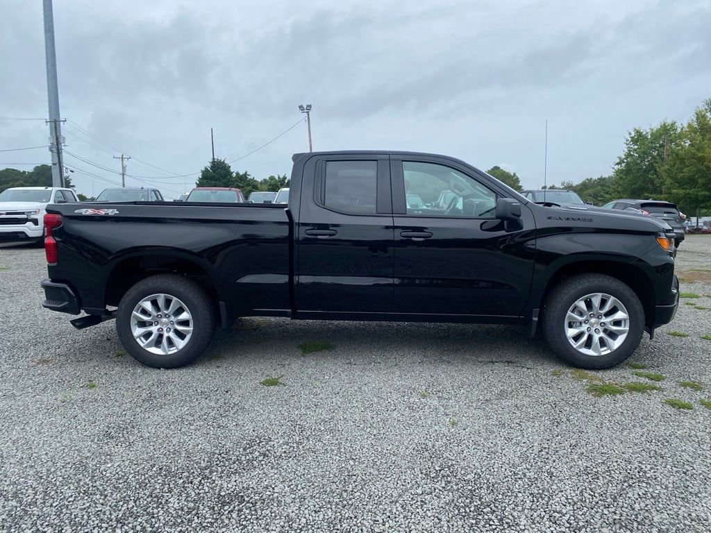 2024 Chevrolet Silverado 1500 Custom photo 2