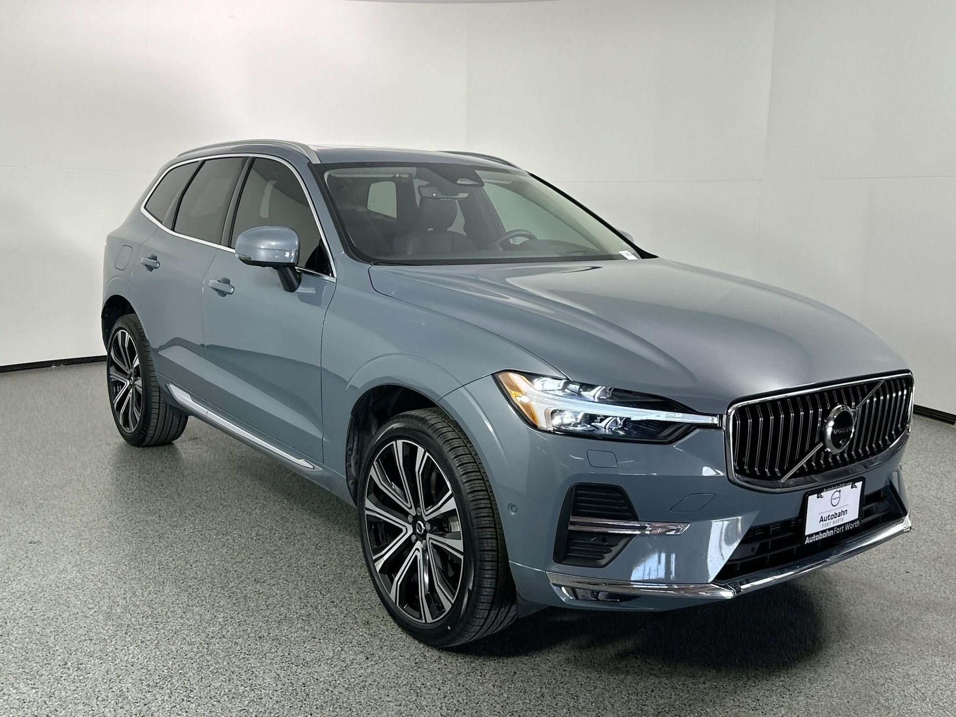 2023 Volvo XC60 B5 Ultimate photo 2