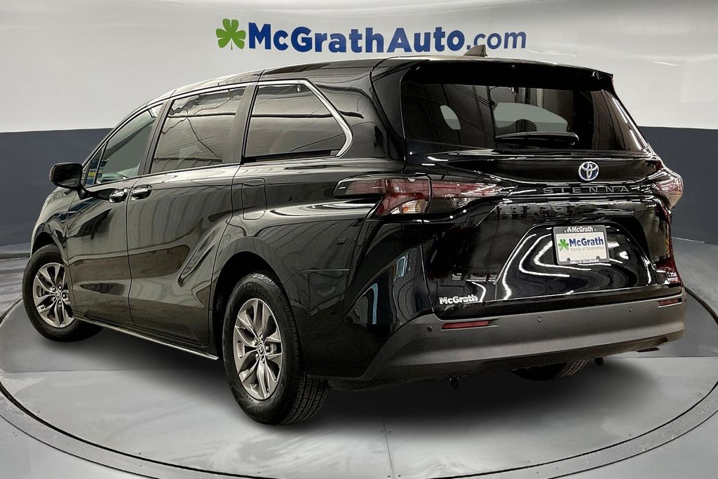 2023 Toyota Sienna XLE photo 3