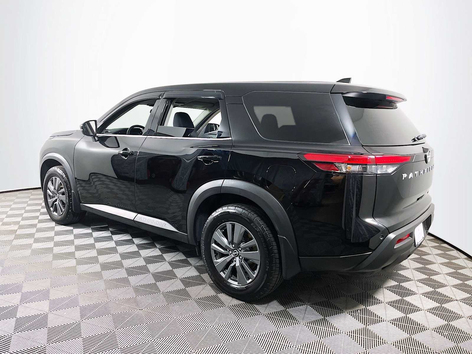 2022 Nissan Pathfinder S photo 2