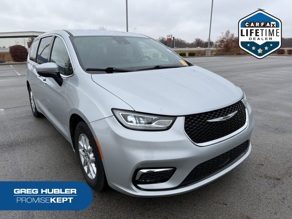 2023 Chrysler Pacifica Touring's photo