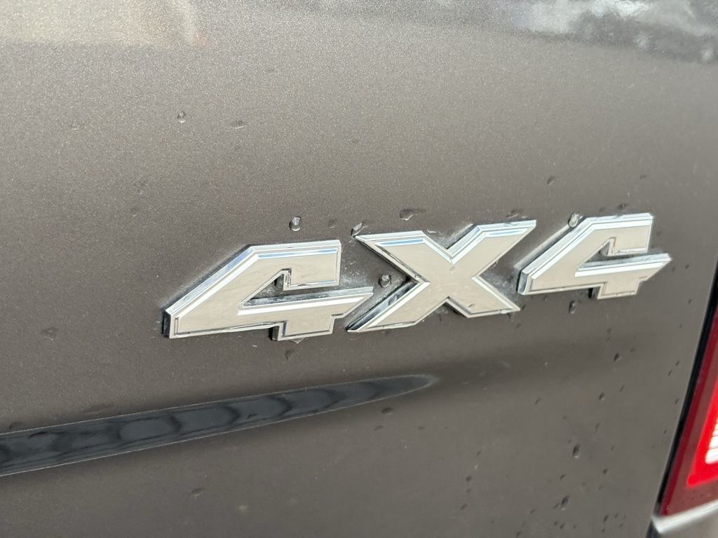 2019 Ram 1500 SLT photo 5