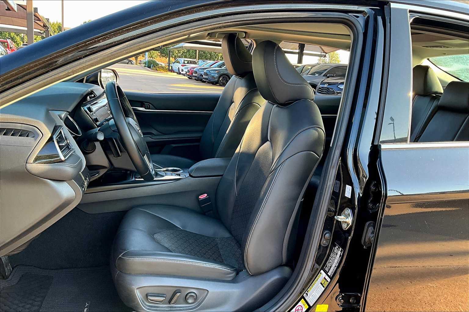 2019 Toyota Camry XLE V6 photo 7