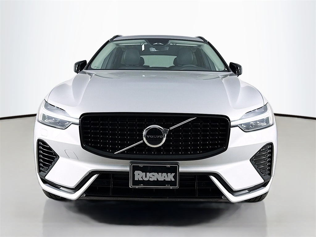2025 Volvo XC60 Hybrid T8 Core photo 2