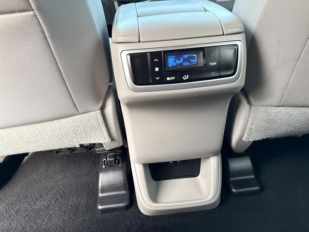 2017 Toyota Highlander LE photo 16
