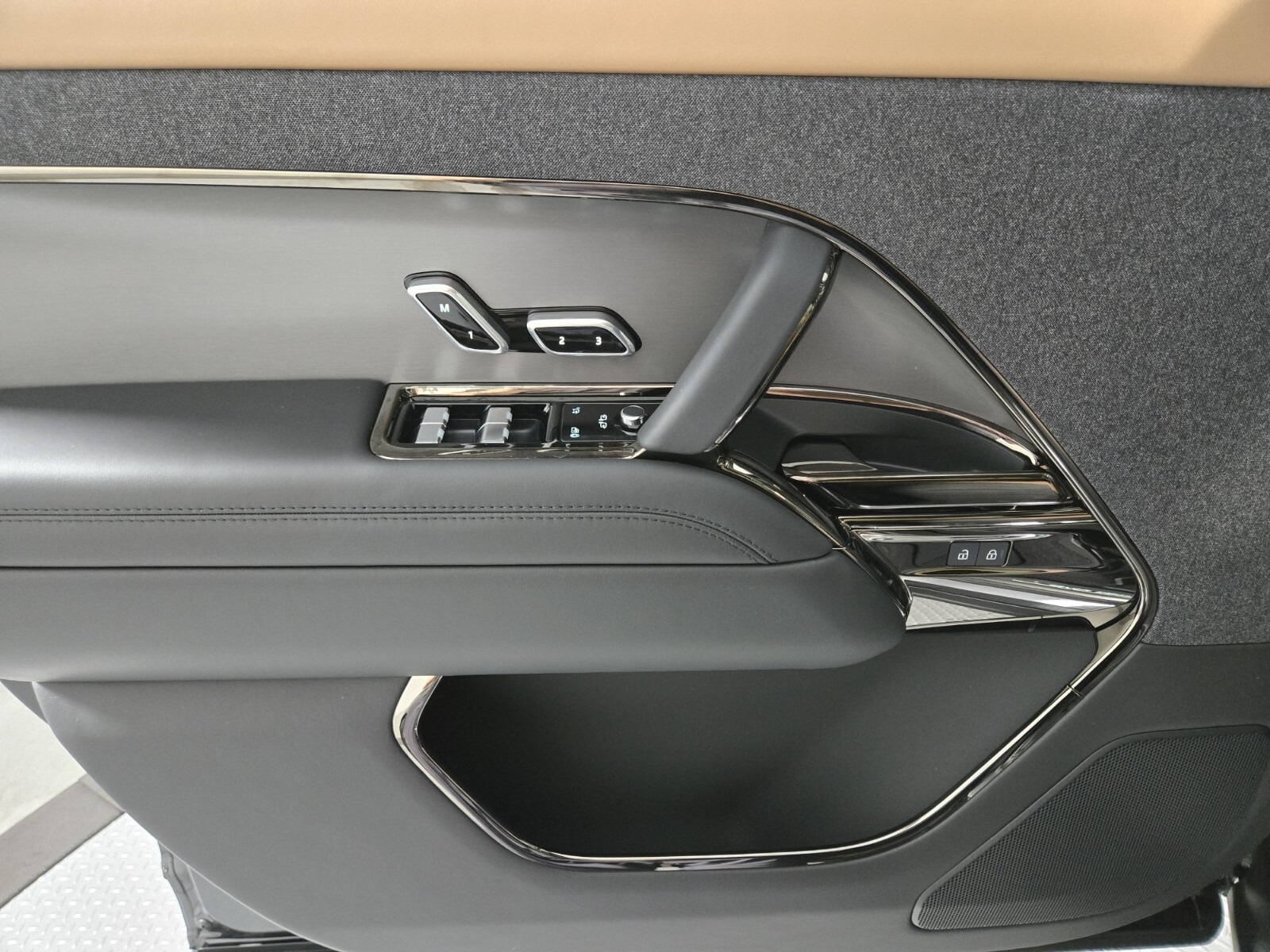 2025 Land Rover Range Rover Sport SE photo 18