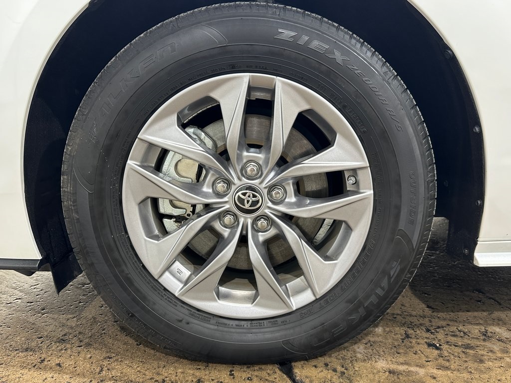 2024 Toyota Sienna XLE photo 4