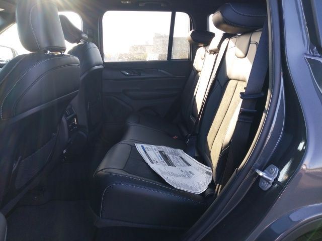 2025 Jeep Grand Cherokee Laredo Altitude photo 3