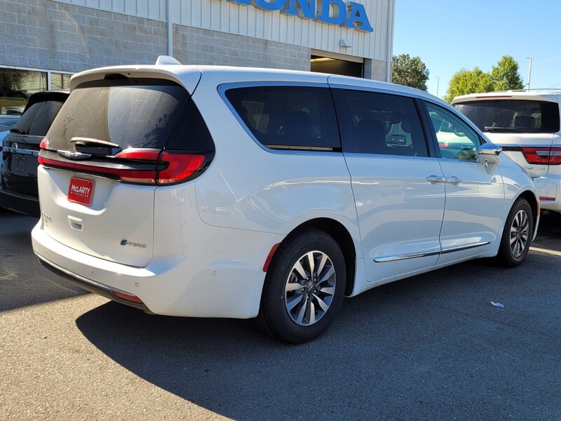 2022 Chrysler Pacifica Hybrid Limited photo 3