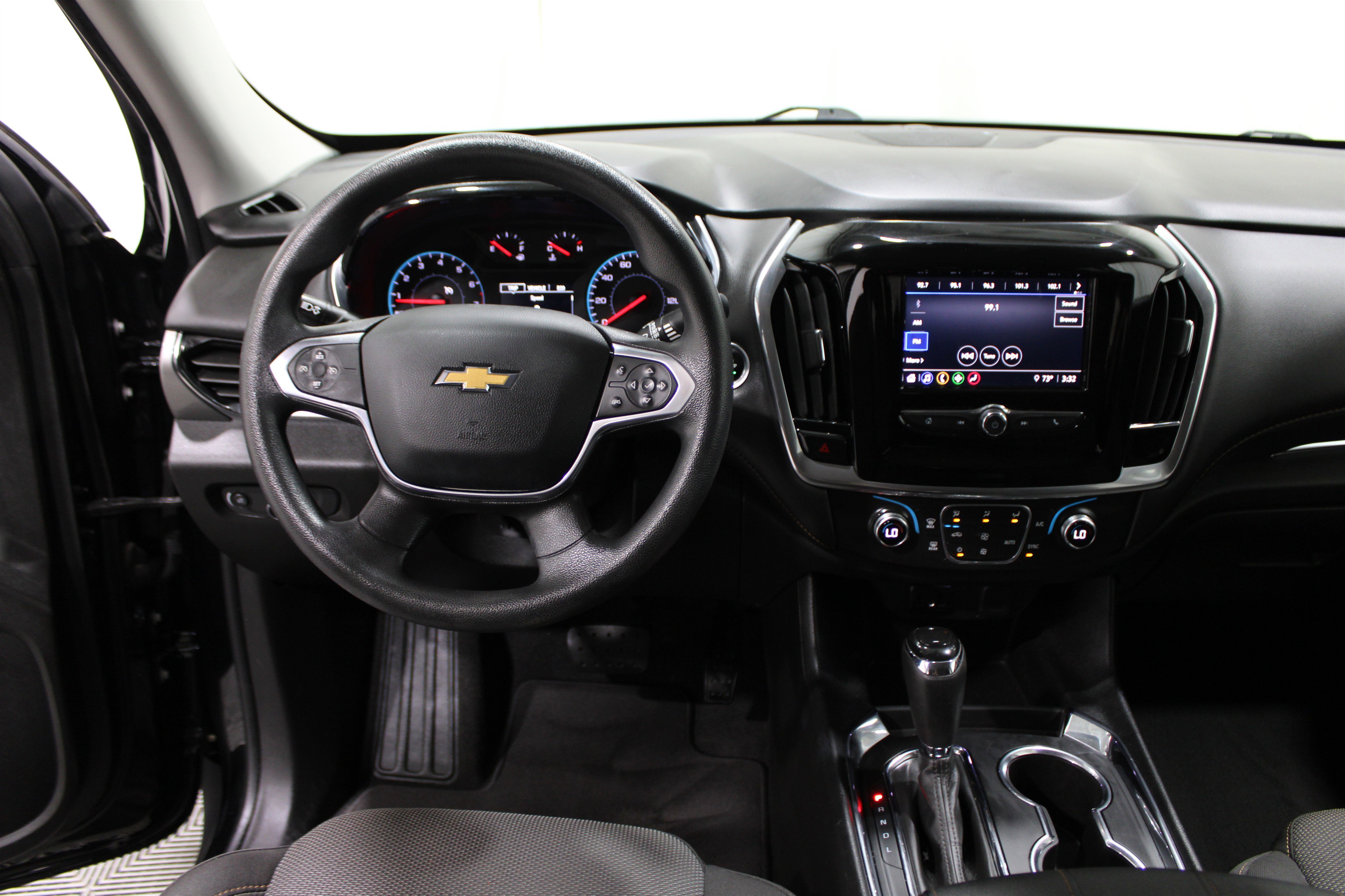 2020 Chevrolet Traverse LS photo 2