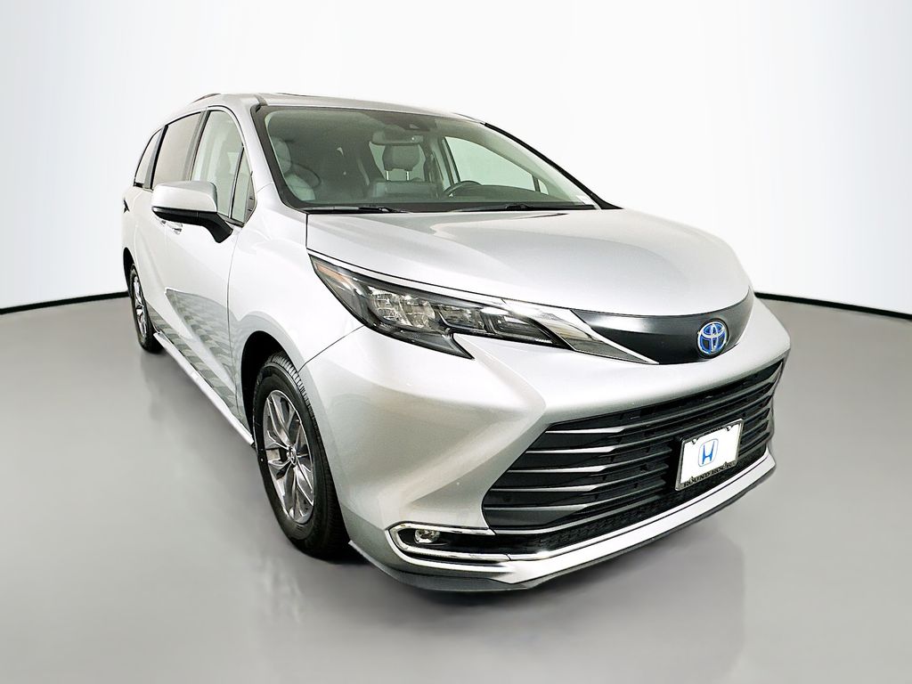 2024 Toyota Sienna XLE photo 3
