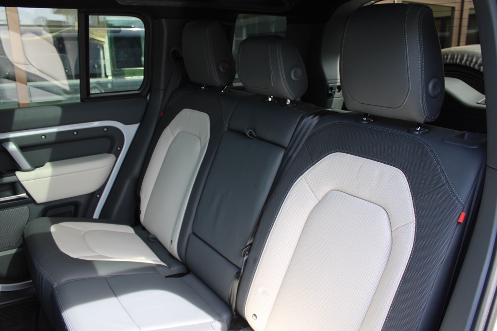 2023 Land Rover Defender 110 X-Dynamic SE photo 25