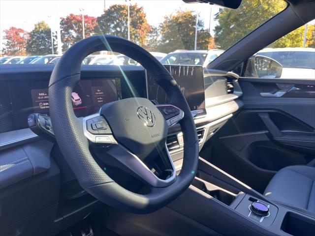 2026 Volkswagen Tiguan SE R-Line Black photo 4