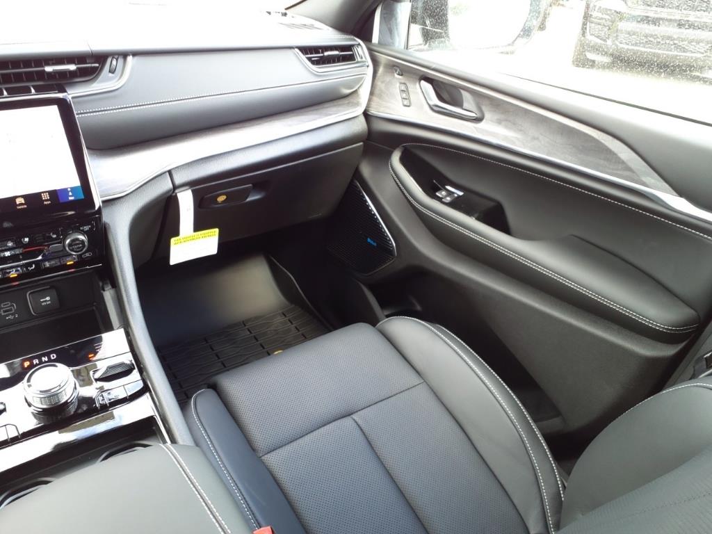 2024 Jeep Cherokee Overland 4xe photo 29