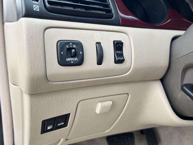 2004 Lexus ES 330 Base photo 11