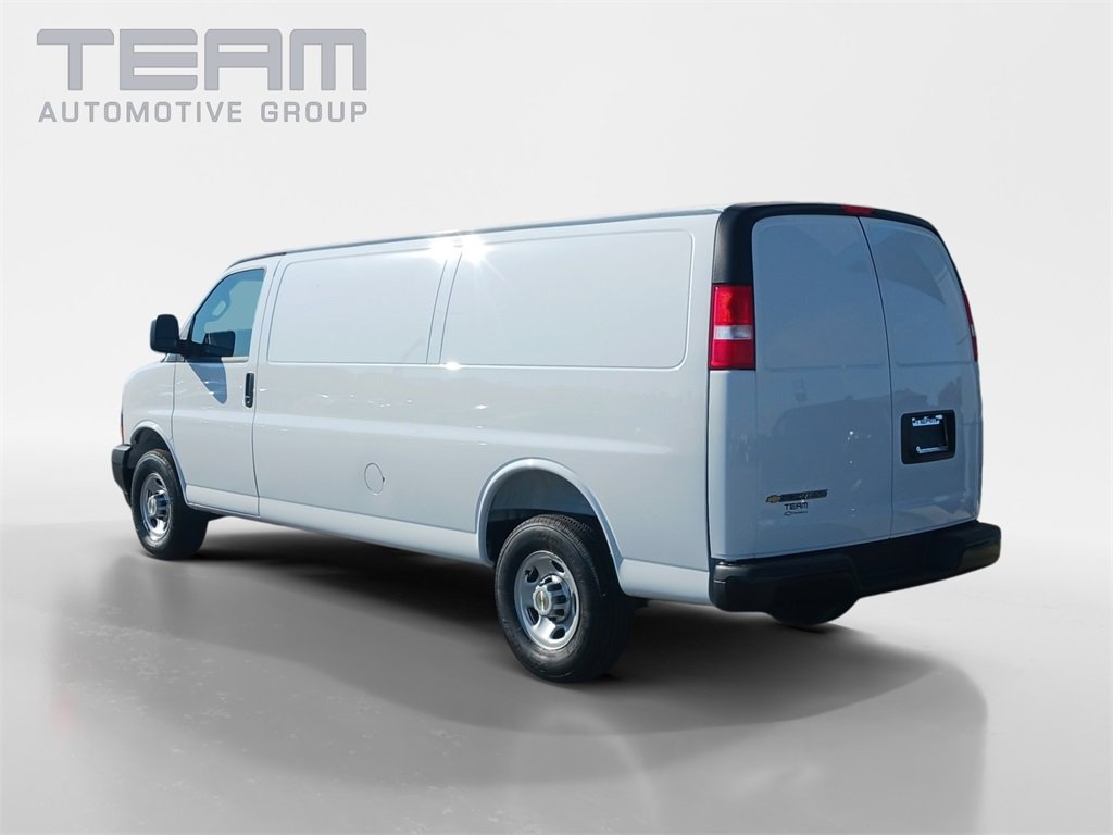 2025 Chevrolet Express Cargo 3500 photo 3