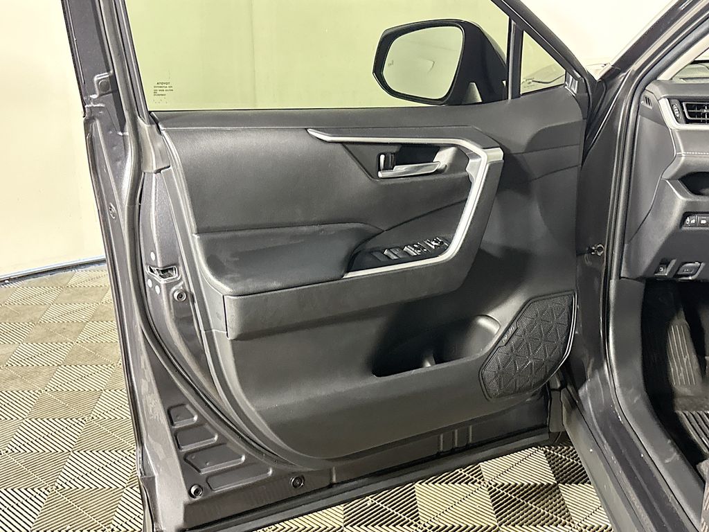 2021 Toyota RAV4 Hybrid XLE photo 6