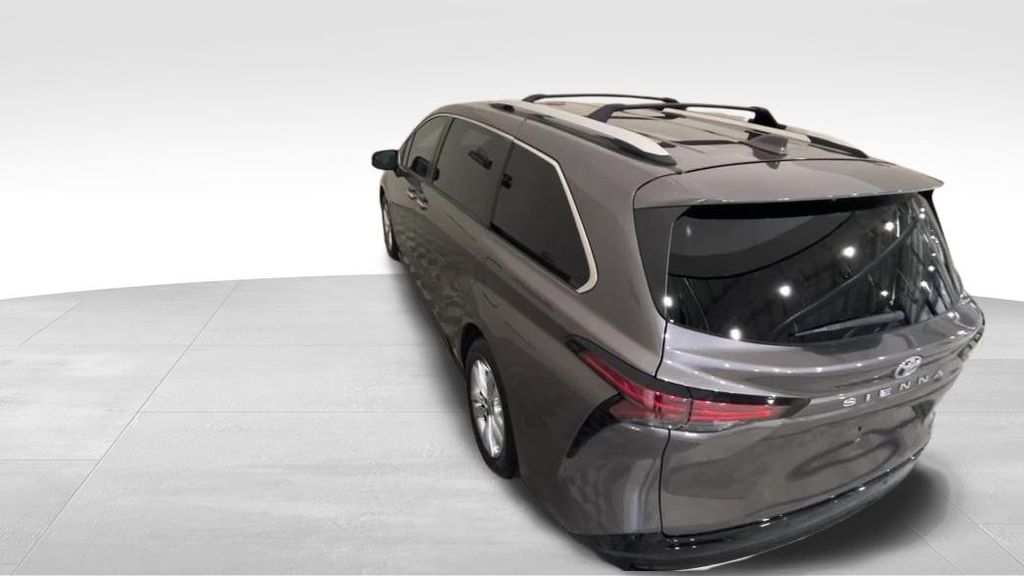 2022 Toyota Sienna Limited photo 3