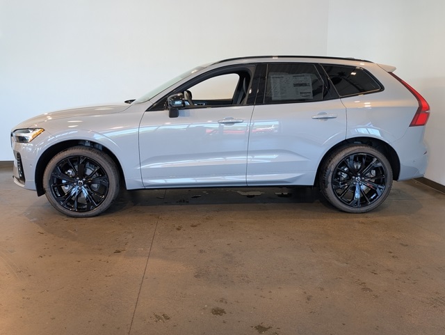 2026 Volvo XC60 B5 Black Edition photo 3