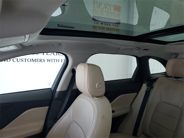 2017 Jaguar F-PACE Prestige photo 11