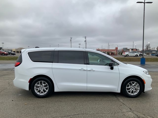2025 Chrysler Pacifica photo 4
