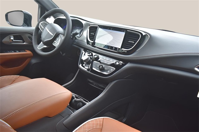 2025 Chrysler Pacifica Pinnacle photo 21