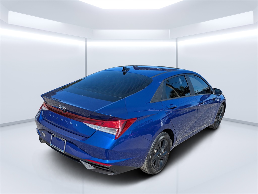 2023 Hyundai Elantra SEL photo 3