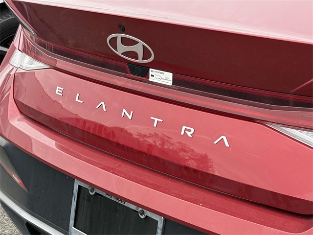 2024 Hyundai Elantra SEL Convenience photo 7