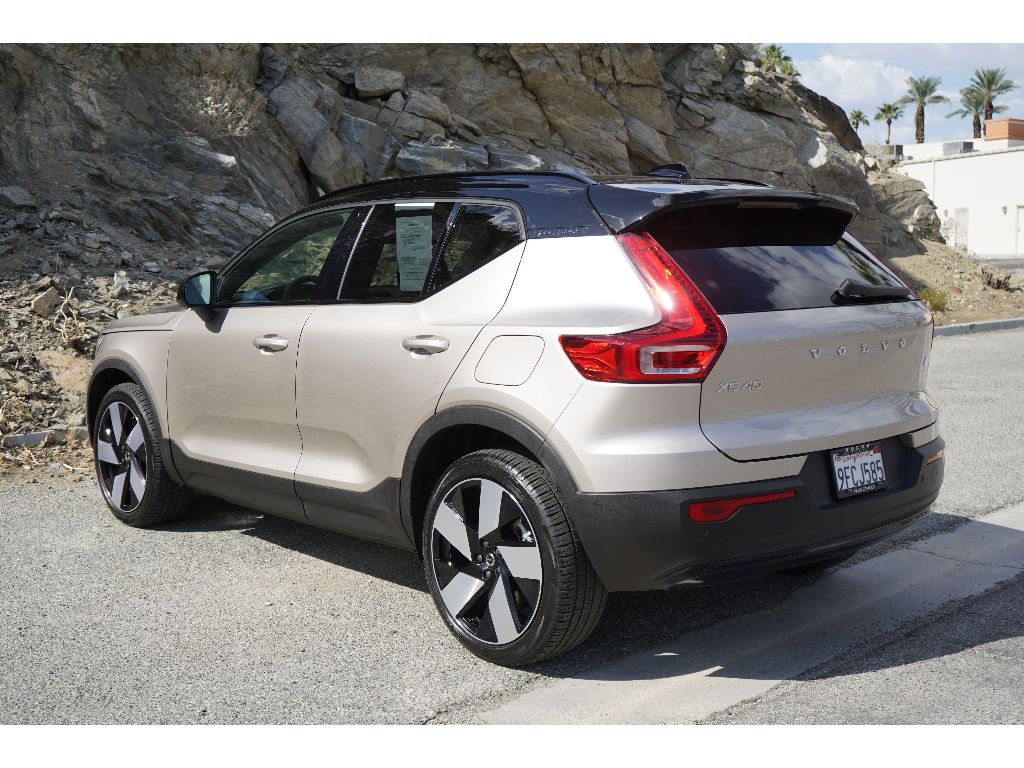 2023 Volvo XC40 P8 Ultimate photo 7