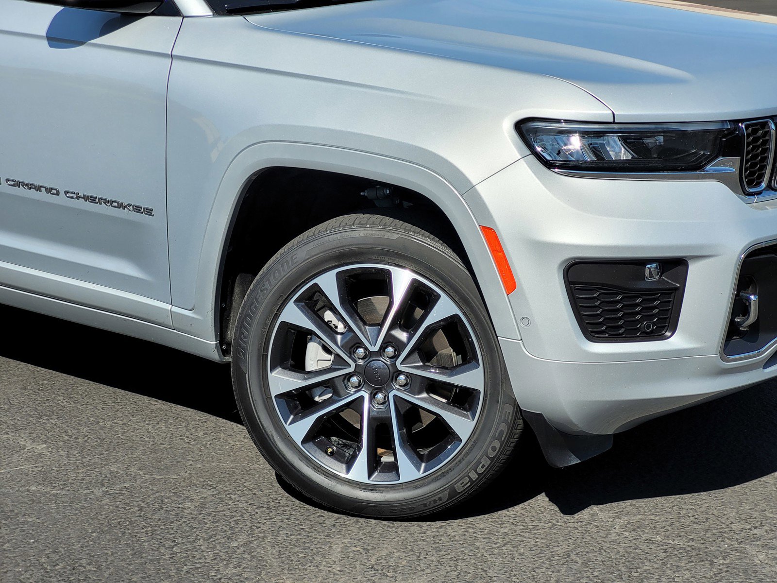 2023 Jeep Grand Cherokee Overland photo 9