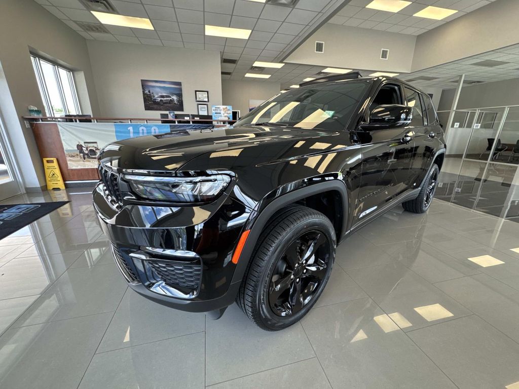 2025 Jeep Grand Cherokee Limited photo 2