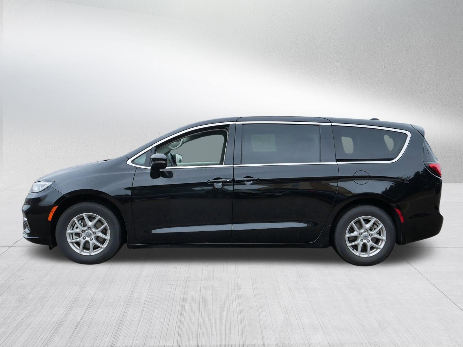 2024 Chrysler Pacifica Touring L photo 4