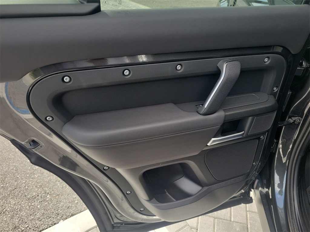 2025 Land Rover Defender 130 V8 photo 19