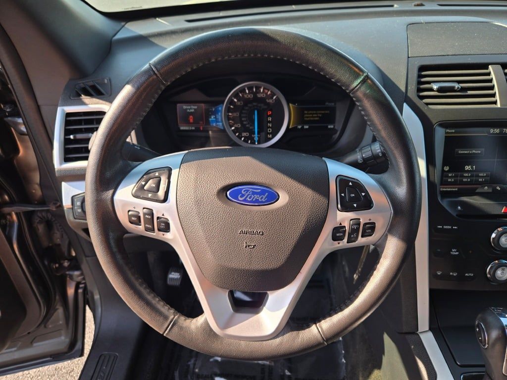 2015 Ford Explorer XLT photo 32