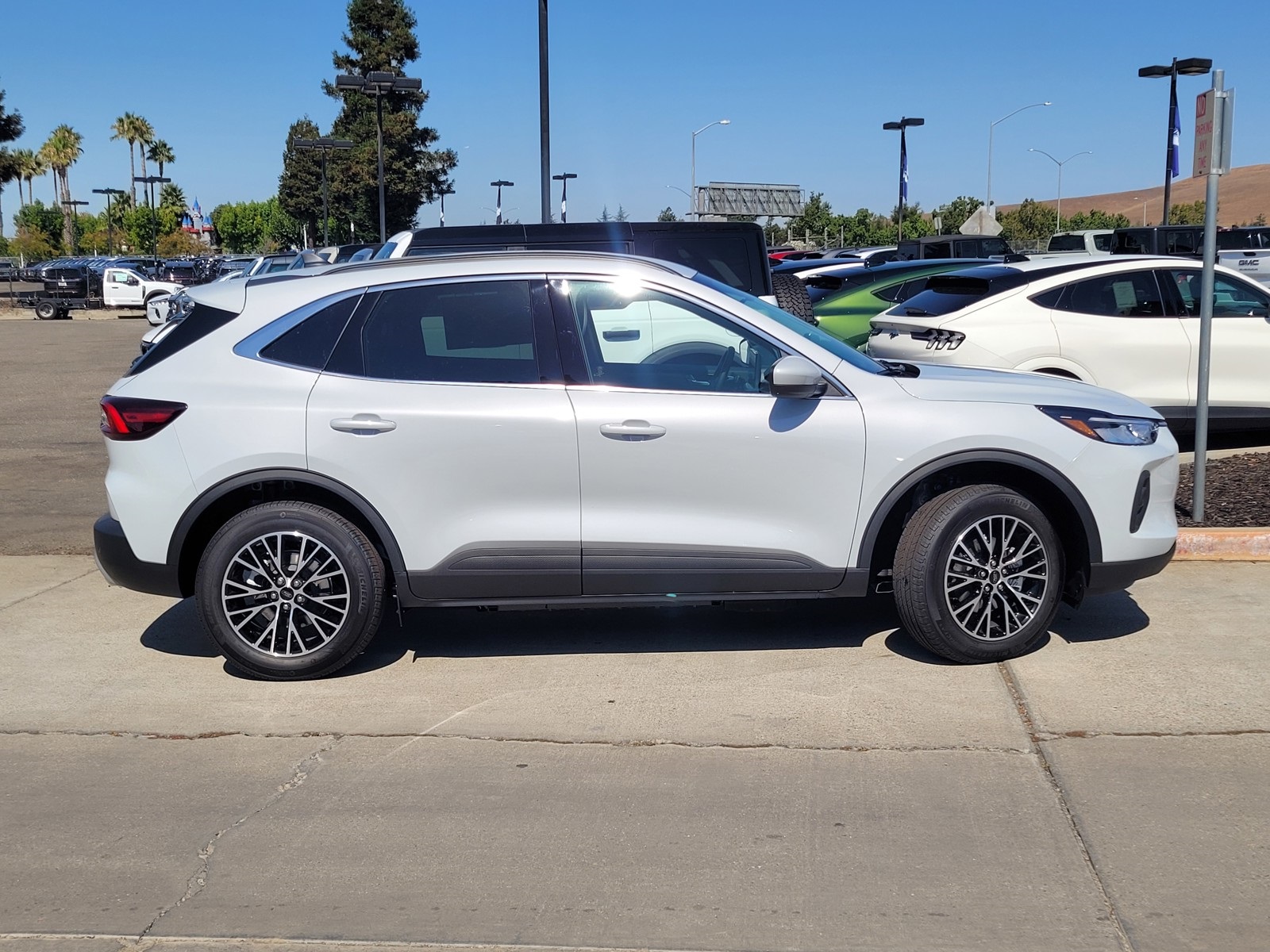 2025 Ford Escape Base photo 3