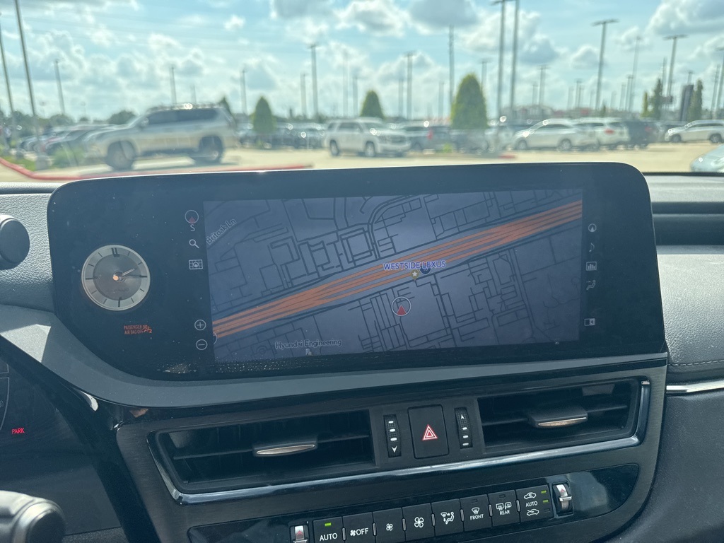 2022 Lexus ES 300h Ultra Luxury photo 3