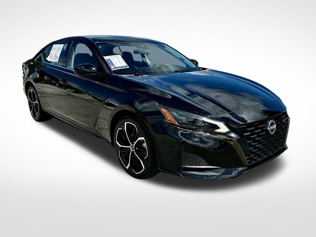 2023 Nissan Altima 2.5 SR photo 2