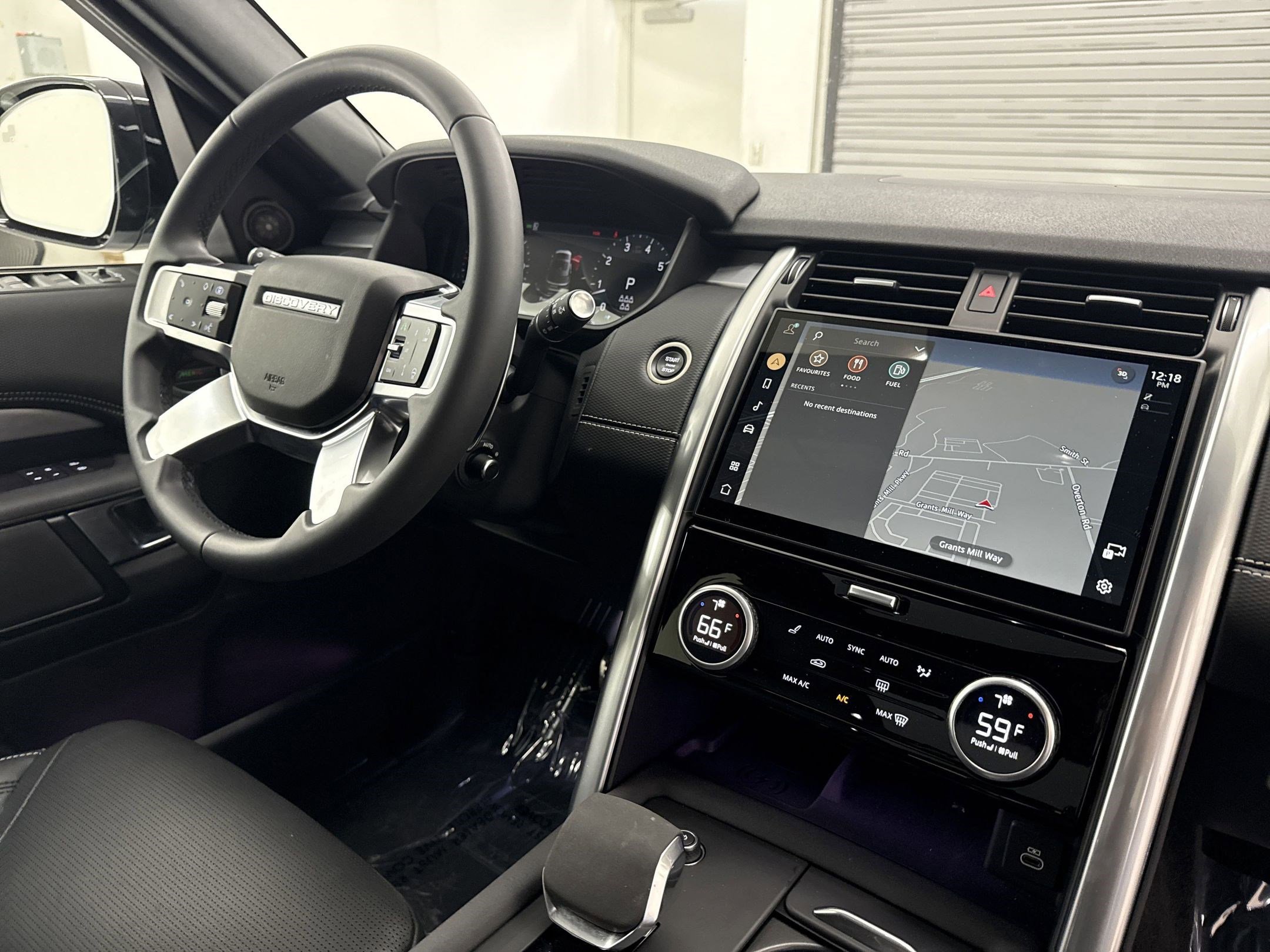 2024 Land Rover Discovery SE photo 3
