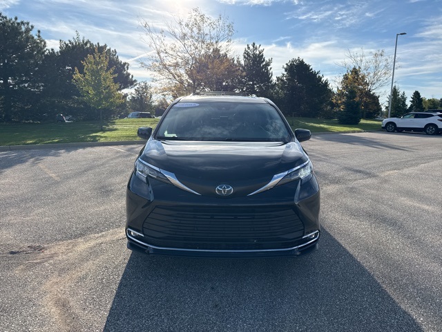2023 Toyota Sienna XLE photo 2