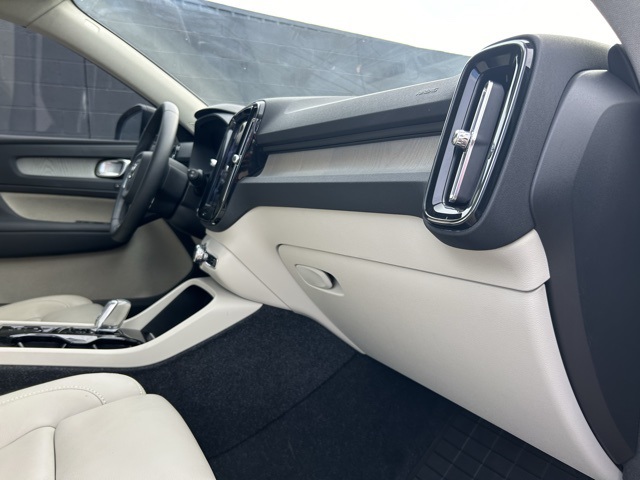 2024 Volvo XC40 Plus photo 18