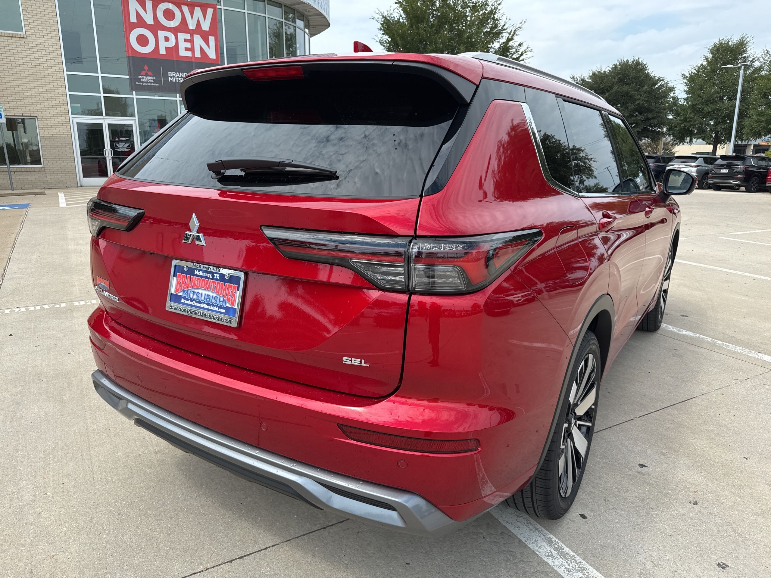 2025 Mitsubishi Outlander SEL photo 3