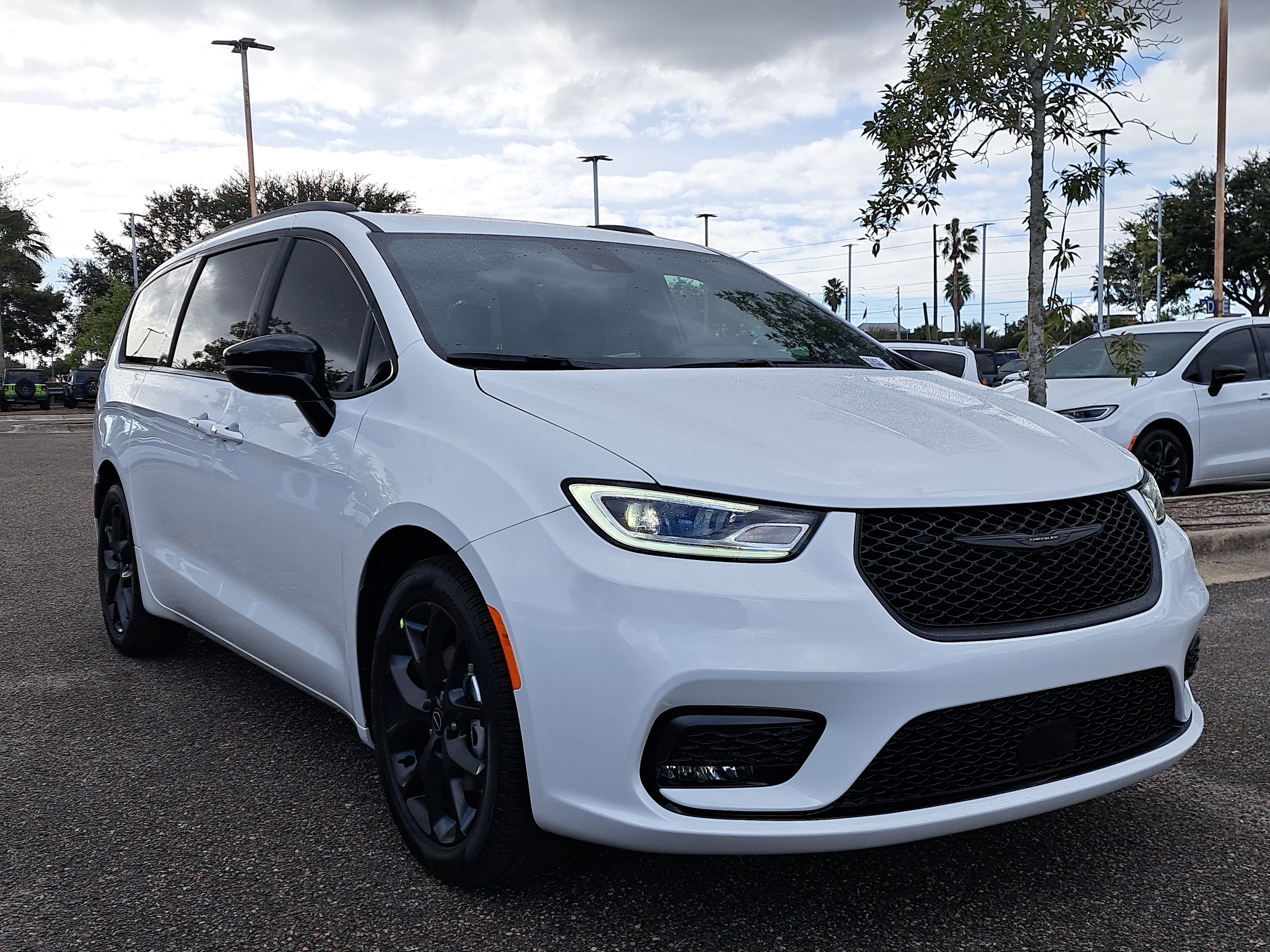 2026 Chrysler Pacifica Select's photo