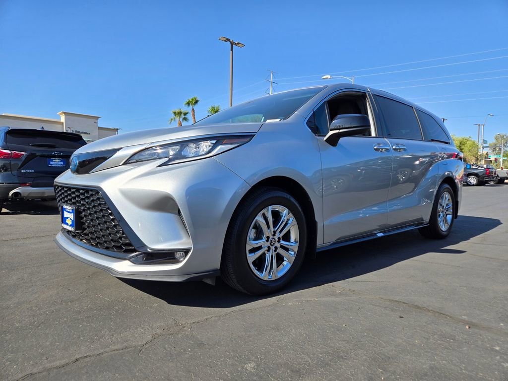 2022 Toyota Sienna XSE photo 2