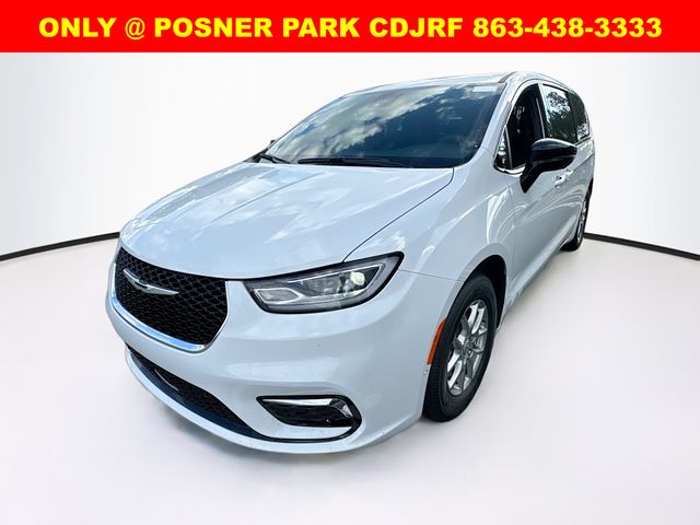 2026 Chrysler Pacifica Select's photo