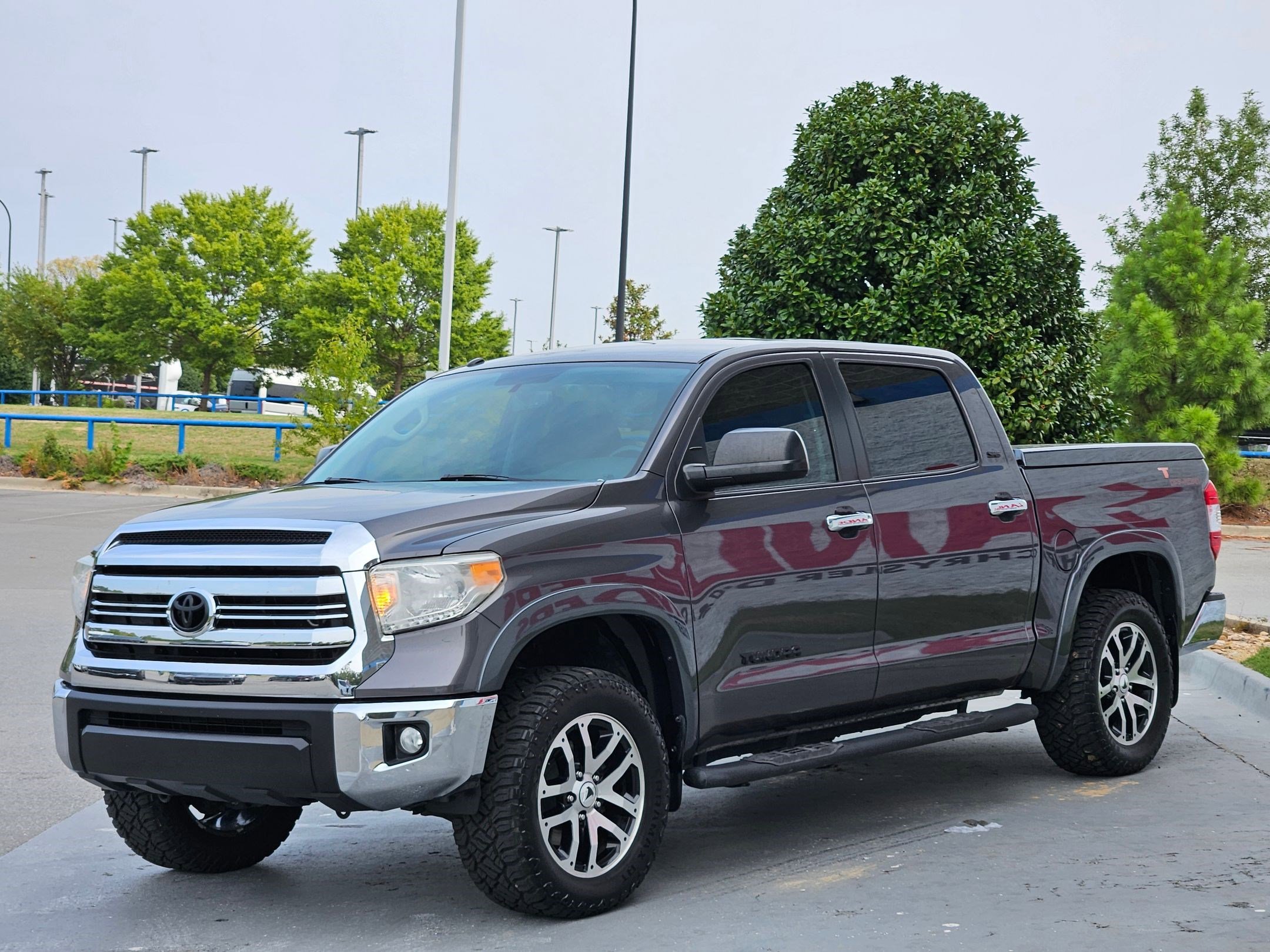 2017 Toyota Tundra SR5 photo 2