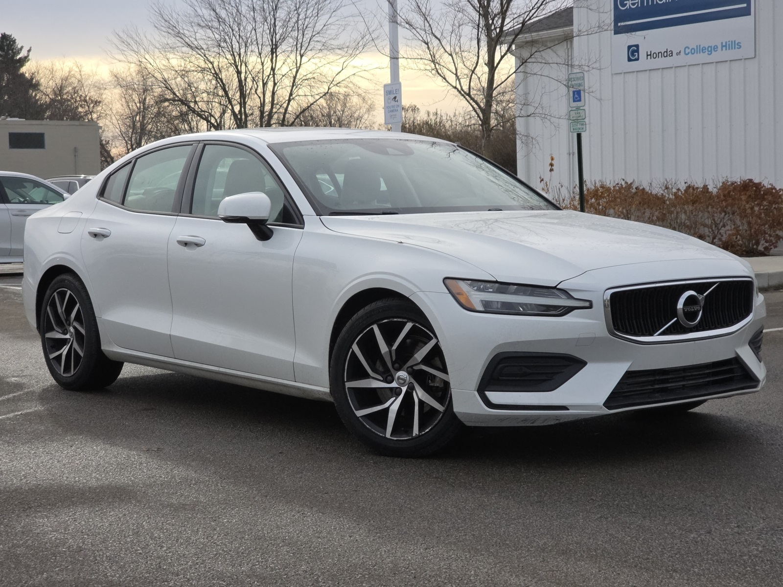 2020 Volvo S60 Momentum's photo