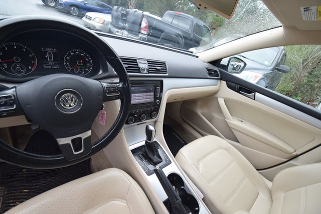 2013 Volkswagen Passat SE photo 2