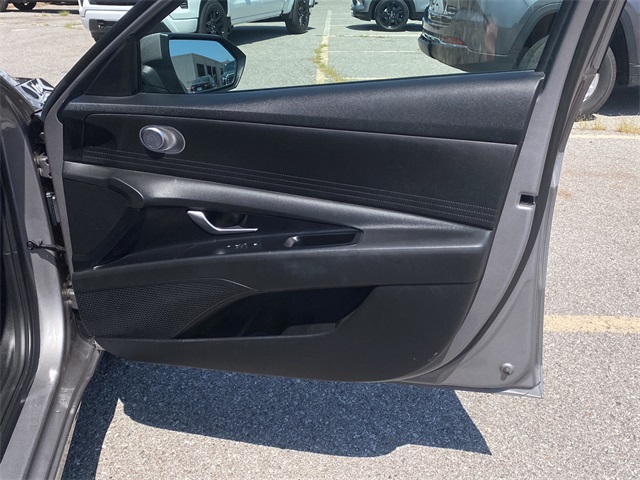 2022 Hyundai Elantra SEL photo 9